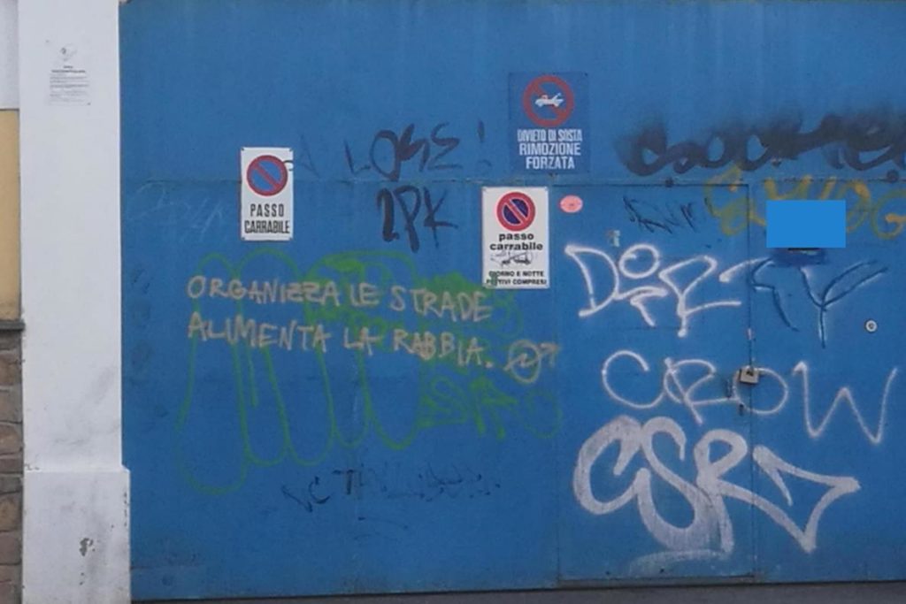 rabbia; scritta; muro;