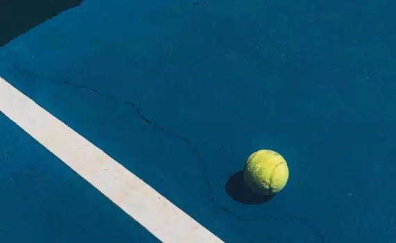 pallina da tennis campo blu