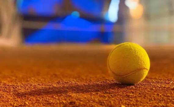 pallina tennis pulita; terra rossa;
