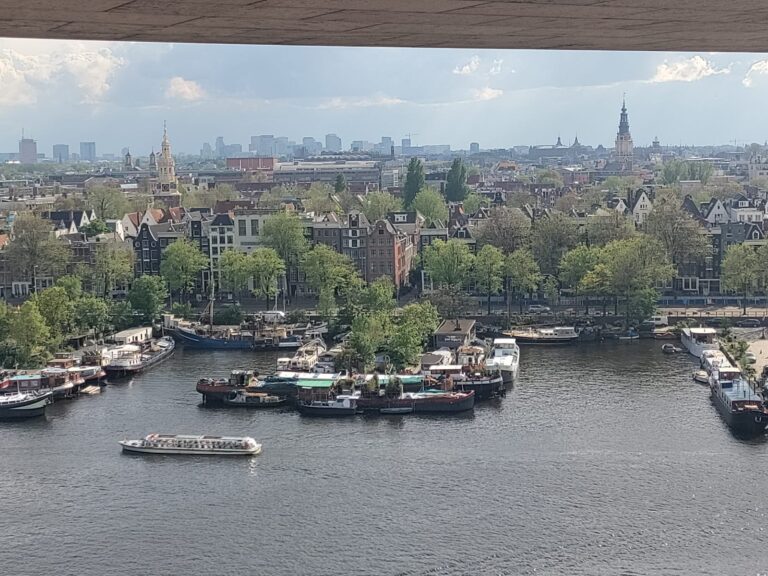 Amsterdam dalla terrazza della Biblioteca Pubblica sul canale;